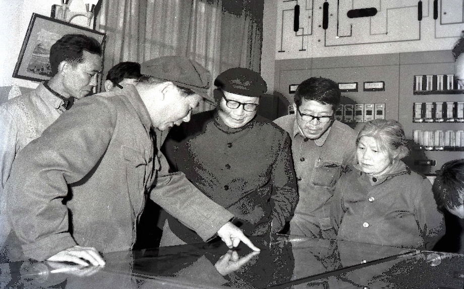 1錢偉長(zhǎng)院士作為高級(jí)顧問(wèn)駐廠指導(dǎo)航天軍工產(chǎn)品發(fā)展.jpg